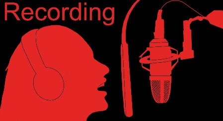 Abstraktes Bild einer singenden Frau vor dem Mikrofon in rot